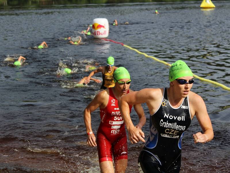 Triatlonistky připravily při Short tracku fanouškům skvělou podívanou.