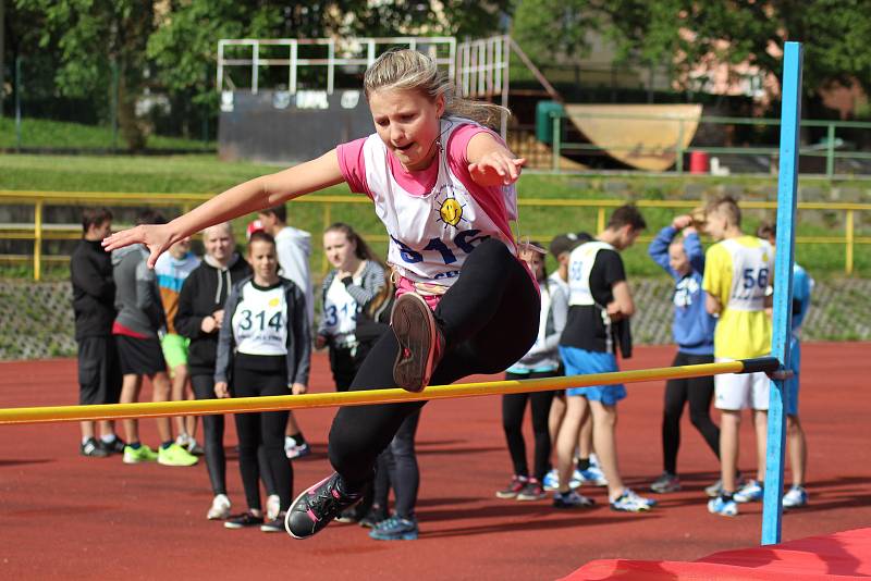 Žáci II. stupně škol z Prachaticka soutěžili v okresní Atletické sportovní soutěži.