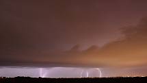 Blesky a shelf cloud na čele bouřkového systému před Prahou