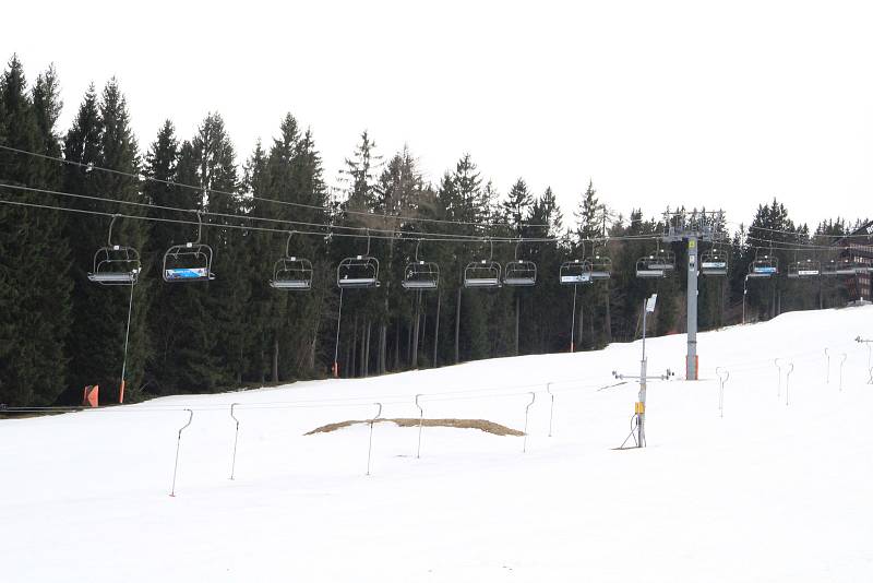 Na šumavském Zadově by se klidně dalo ještě lyžovat, vinou uzavření okresů je ale na Šumavě úplně prázdno.
