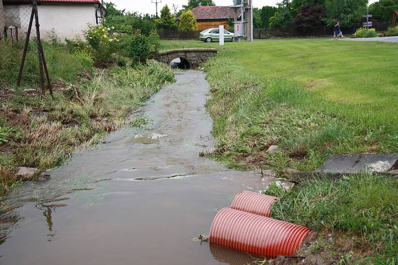 Tři domy, ve kterých počítají majitelé škody,  vytopené sklepy, podmáčené trávníky a nepořádek. To všechno za sebou nechala voda, která protekla obcí Chlumany na Prachaticku v sobotu 22. června.