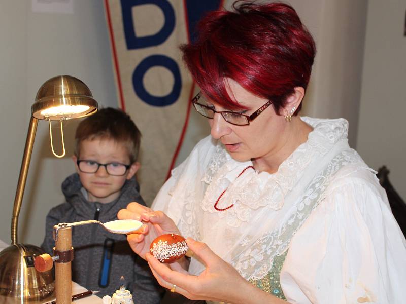 Prachatické muzeum připravilo ukázky velikonočních tradic. Malování kraslic ukázala Lenka Volková, pletení pomlázky Miroslav Ševčík.