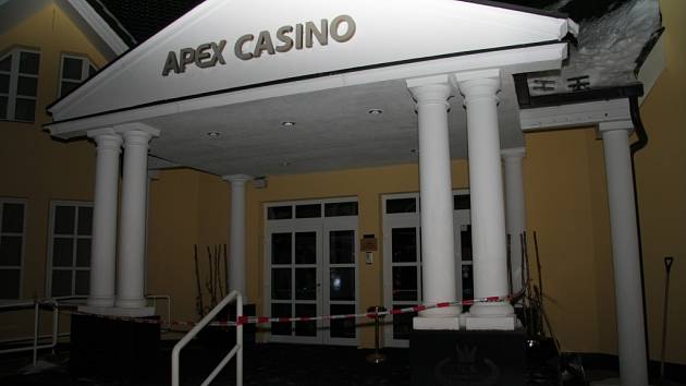 Casino ve Strážném museli opustit všichni hosté. Minimálně týden si tam nezahrají. 