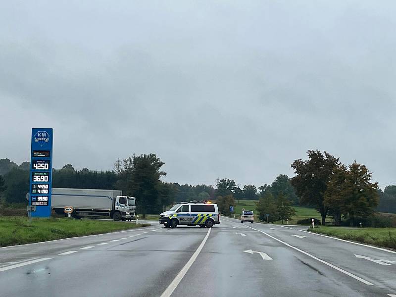 Nehoda nákladního auta u Obory na hlavním tahu z Prachatic na Budějovice.