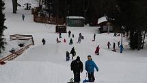 Sjezdovka na Fefrách byla v sobotu 23. ledna odpoledne plná sáňkařů či snowboardistů.