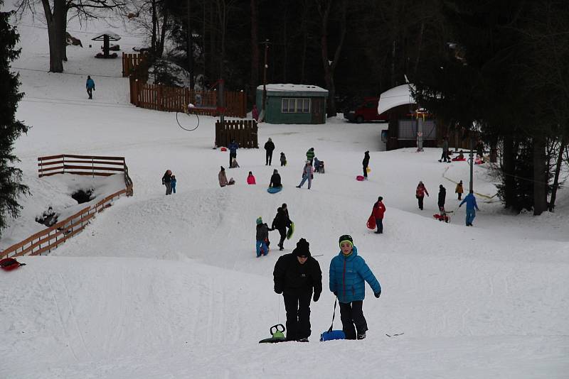 Sjezdovka na Fefrách byla v sobotu 23. ledna odpoledne plná sáňkařů či snowboardistů.