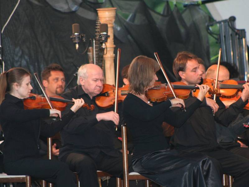 Jihočeská filharmonie zahrála suitu Memento Moi od Michaela Kocába.