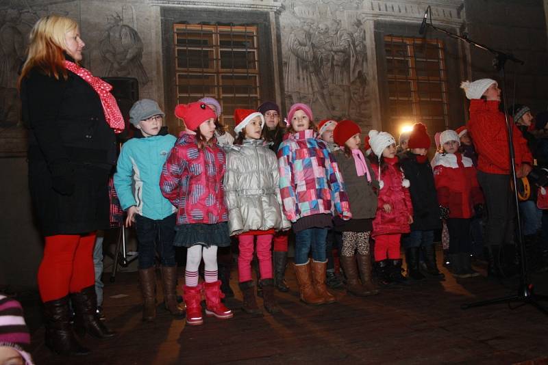 Česko zpívá koledy podpořili i Prachatičtí na Velkém náměstí.