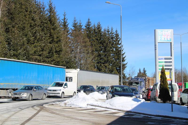 V pětikilometrové koloně stály v pondělí dopoledne na hraničním přechodu ve Strážném jak kamiony, tak i osobní auta.