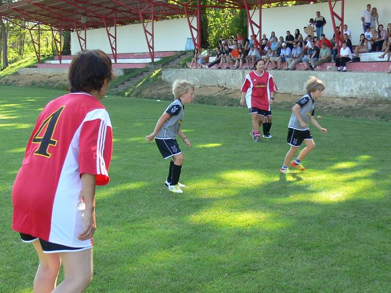 Maminky se postavily nejmenším fotbalistům. Nestačily na ně.