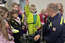 Děti z Paraplíčka na návštěvě u hasičů.