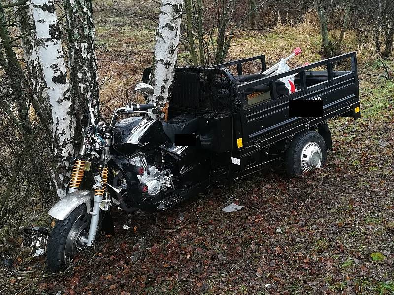 Náraz do stromu u Vimperka řidič tříkolky nepřežil.