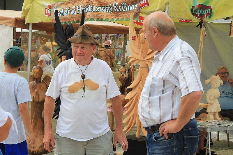 Volarské slavnosti dřeva přilákaly do šumavského městečka stovky lidí. Všichni ochutnávali dobroty, poslouchali muziku a pozorovali zručné řemeslníky při práci.