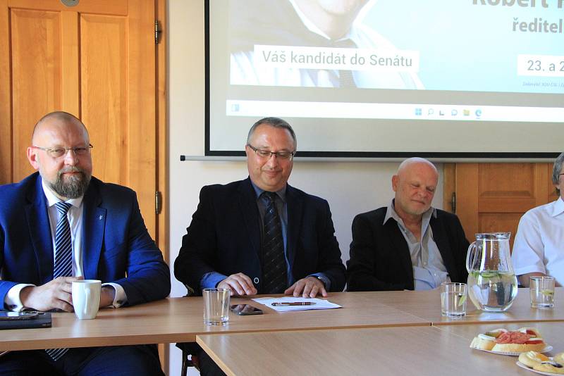 Ředitel prachatického hospicu Robert Huneš (uprostřed) v úterý 19. července oznámil kandidaturu do senátu.