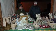 První adventní sobota ve Vitějovicích nabídla adventní trh. Hlavně ti nejmenší měli radost z rozsvícení obecního vánočního stromku.