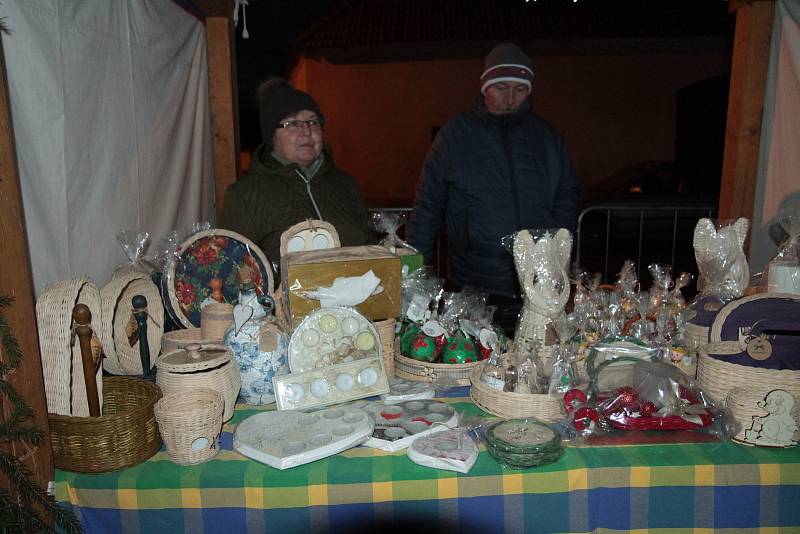 První adventní sobota ve Vitějovicích nabídla adventní trh. Hlavně ti nejmenší měli radost z rozsvícení obecního vánočního stromku.