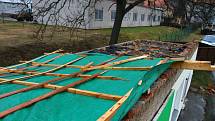 Orkán Sabina vzal střechu z kabin tenistů v Prachaticích.