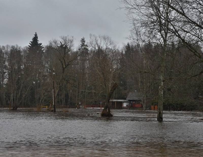 Rozvodněná Vltava u Soumarského Mostu a Černého Křiže.