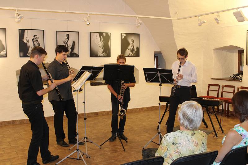 V Galerii Dolní brána odehráli studenti ZUŠ Prachatice svůj absolventský koncert. Tomáš Mayer, absolvent II. stupně na klarinet u Jana Hovorky.