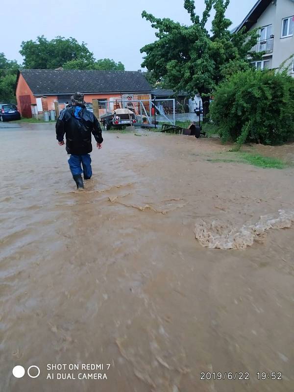 V Chlumanech zalila několik domů voda z rozvodněného potoka a rybníka.