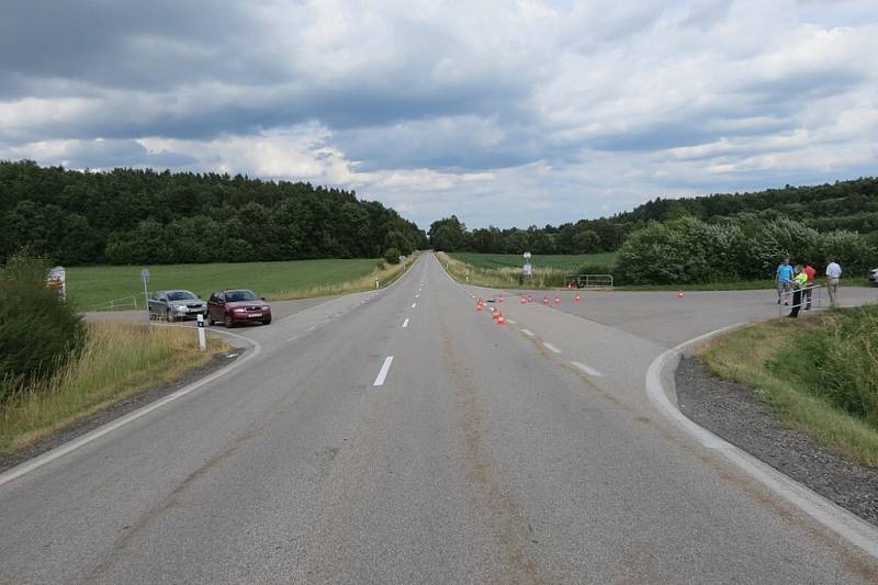 V sobotu po 13 hodině zemřel po střetu s osobním vozidlem na silnici u Žernovic cyklista.