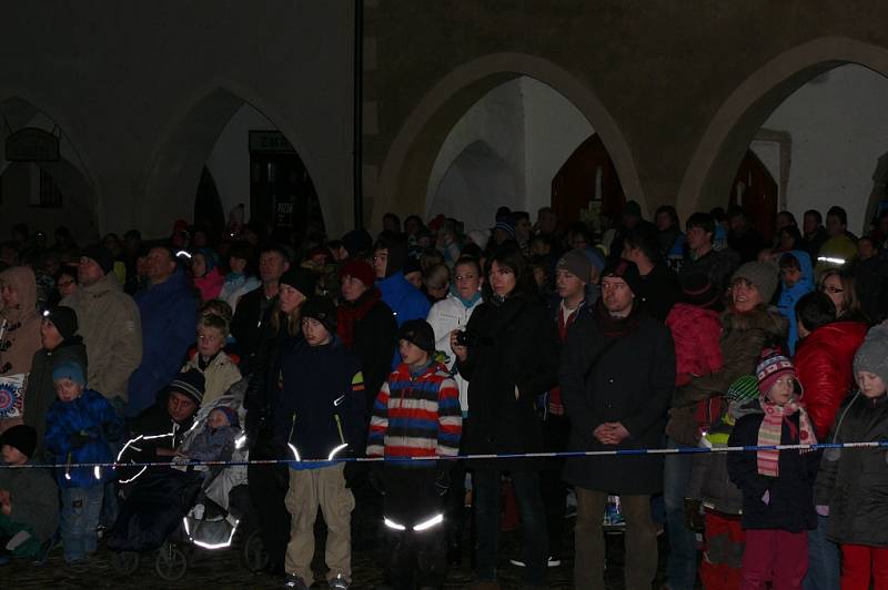 Po novoročním výstupu na Libín se Prachatičáci sešli v podvečer 1. ledna na Velkém náměstí, aby sledovali novoroční ohňostroj města.