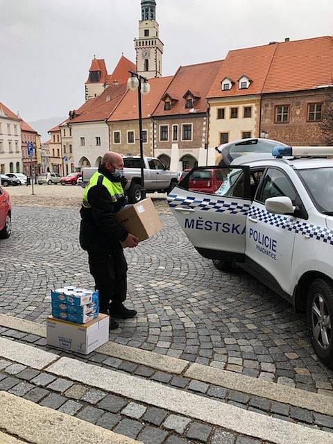 Město Prachatice rozváželo potřebným potravinové balíčky.