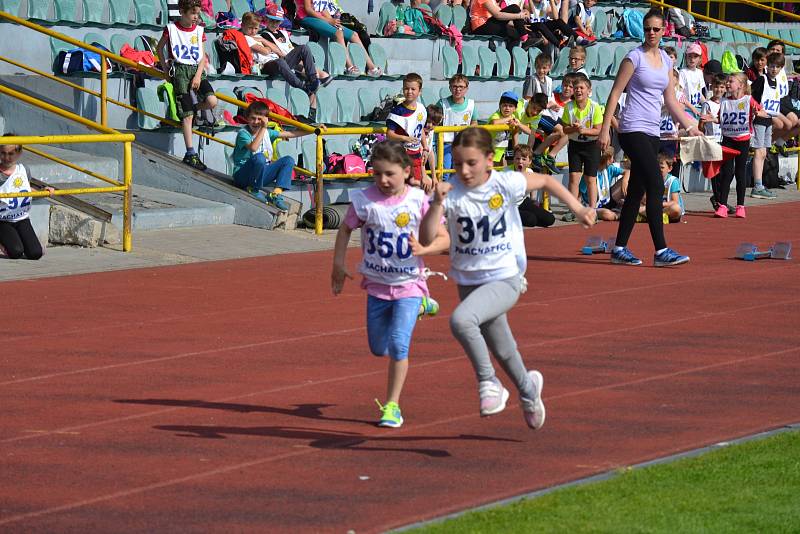 Městský stadion se zaplnil dětmi. Dům dětí a mládeže pro ně připravil atletickou soutěž.