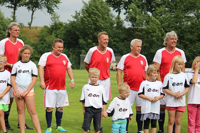 Strunkovická stará garda se rozešla s týmem sportovců a umělců smírně 8:8.