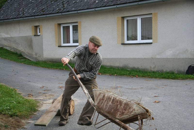 Venkovské ženy slavily v sobotu svátek. V Konopišti to všichni pořádně rozjeli.