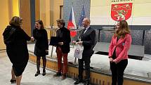 Hanka Rabenhauptová převzala cenu za prachatický městský úřad v soutěži Rovnost pohledem objektivu.