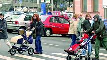 OPATRNOSTI NENÍ NIKDY DOST. Na přechodech pro chodce si musejí maminky s kočárky dávat veliký pozor. Snadno se může stát, že je zasype pořádný kopec sněhu.