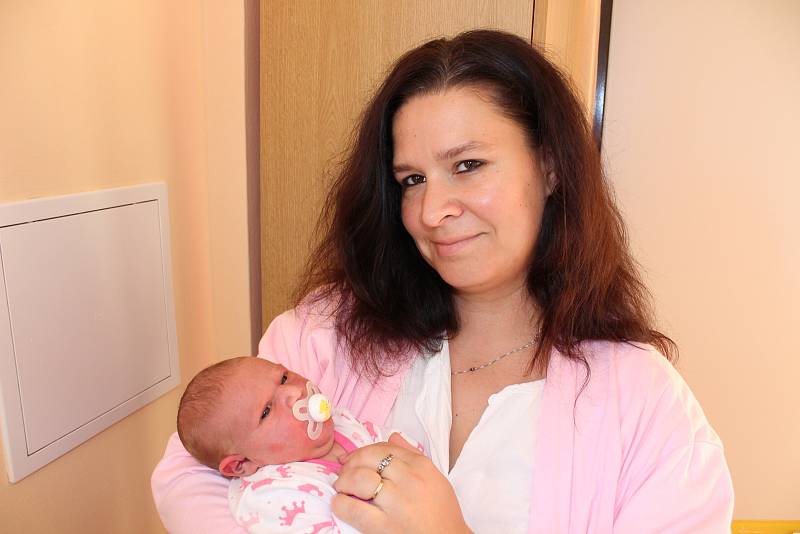 Sourozence Radka (18), Míšu (13), Vojtu (10), Lucinku (5) a Vanesku (3) má Ema Hesová, která se narodila 17. října ve 21 hodin. Vážila 4470 gramů. Rodina manželů Lenky a Vojtěcha žije v Nebahovech.