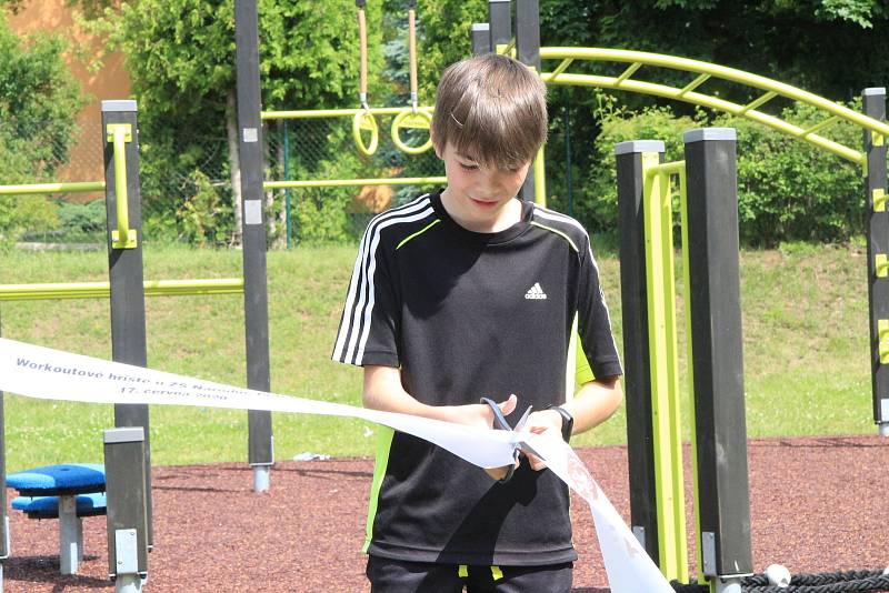 U Národky je nové workoutové hřiště. Radost z něj mají hlavně děti.