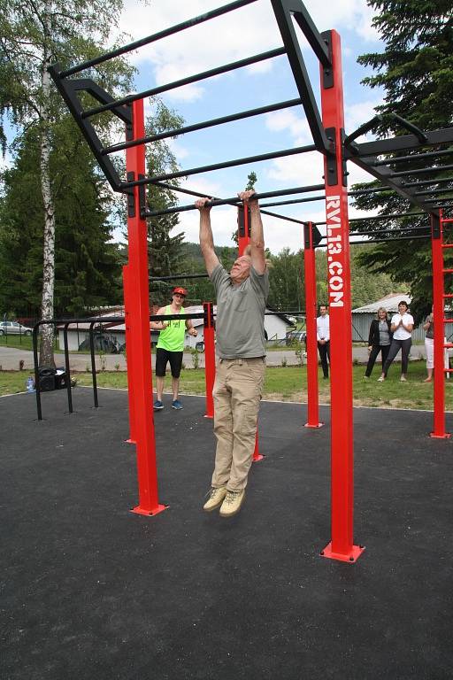 Ve Vimperku otevřeli v pátek 10. června nové hřiště pro street workout. Je první svého druhu na Prachaticku. Nové hřiště si mohli vyzkoušet i Vimperáci bez rozdílu věku.