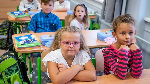 Děti v Základní škole ve Vodňanské ulici v Prachaticích nemusejí mít obavy, že budou v lavicích mrznou. Ale šetřit se musí. Snímek je ze zahájení školního roku. .