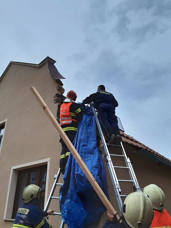 Vlachovobřezští hasiči likvidují následky nárazu kamionu do domu.