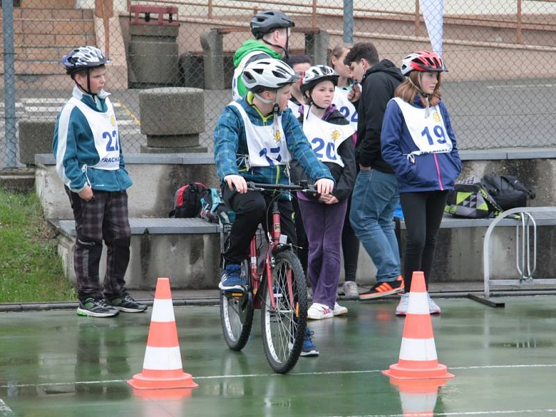 V Prachaticích se ve čtvrtek 5. května uskutečnilo okresní kolo soutěže mladých cyklistů. Ti museli zvládnout nejen jízdu na dopravním hřišti, ale také jízdu zručnosti, testy a zdravovědu.