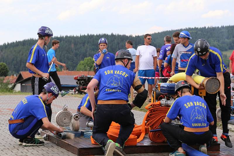 Družstva dobrovolných hasičů se v Budilově o víkendu utkala v požárním útoku.