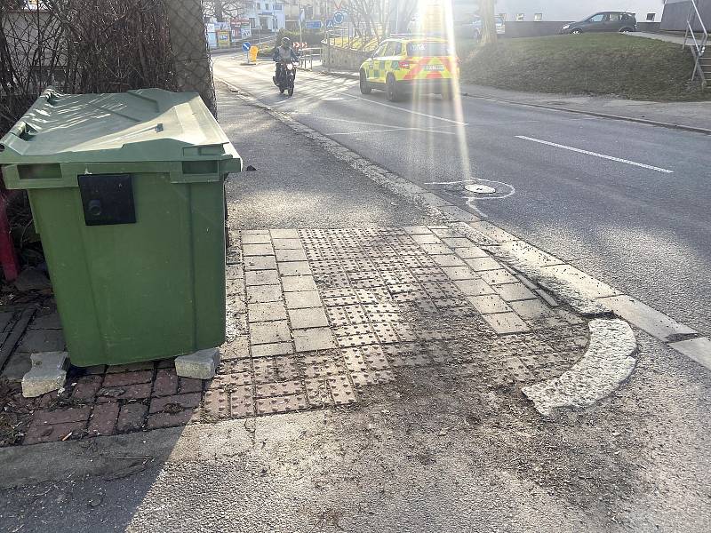 Chodník v Husinecké ulici chce město Prachatice opravit ještě letos.