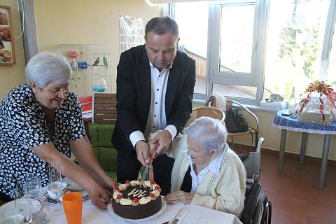 Ke sto prvním narozeninám přišel Marii Záhrebové gratulovat starosta Jan Bauer a matrikářka Jarmila Pešková.
