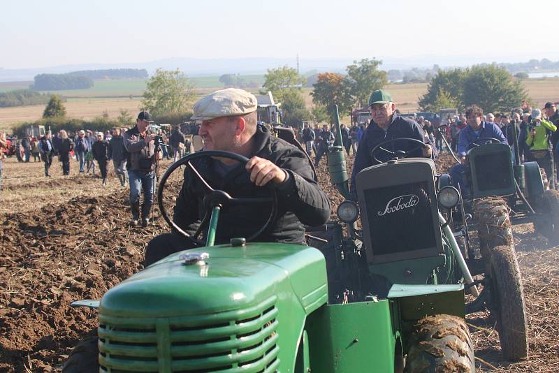 Setkání historické zemědělské techniky v Mahouši na Netolicku. K vidění bylo více než sto traktorů a desítky dalších historických strojů, vojenských vozidel. Nechyběla ani ukázka orby.