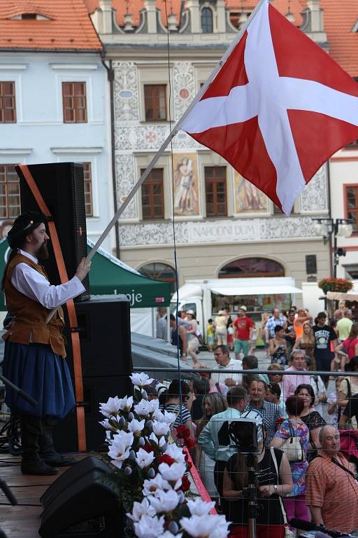 Slavnosti Zlaté stezky v Prachaticích zahájil v pátek v 17 hodin slavnostní průvod a historická ceremonie věnovaná zasedání městské rady nad návrhem nové prachatické kašny.