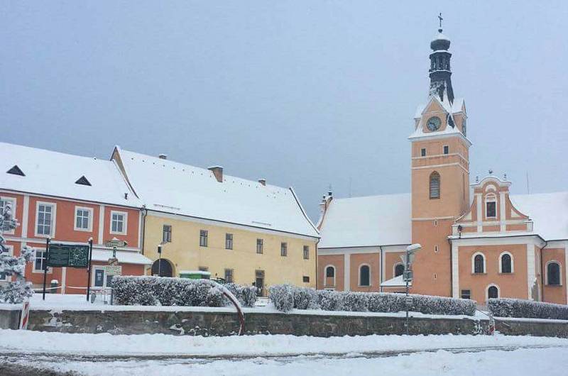 První sněhová nadílka ve Lhenicích.