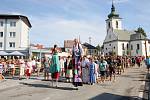 Volarští zakončili Slavnosti dřeva tradičním průvodem ve dřevácích.