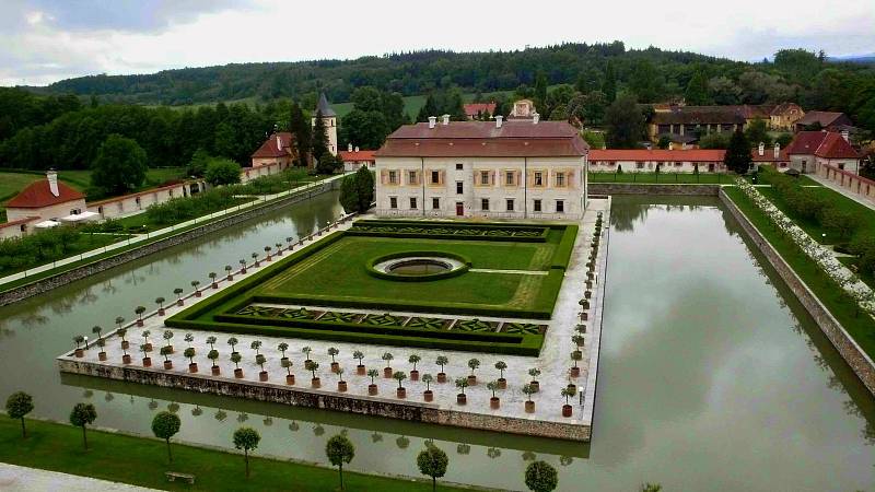 Státní zámek Kratochvíle. Vila s vodním příkopem.