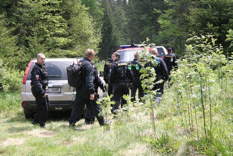 Oblast Národního parku Šumava od Nového Údolí přes Vltavskou cestu k Nové Peci až po Plešné jezero se ve čtbrtek stala místem pátrání po dvanácti ztracených účastnících nelegálního závodu. Naštěstí se jednalo o součinnostní cvičení záchranných složek.