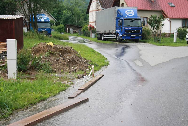 Tři domy, ve kterých počítají majitelé škody,  vytopené sklepy, podmáčené trávníky a nepořádek. To všechno za sebou nechala voda, která protekla obcí Chlumany na Prachaticku v sobotu 22. června.