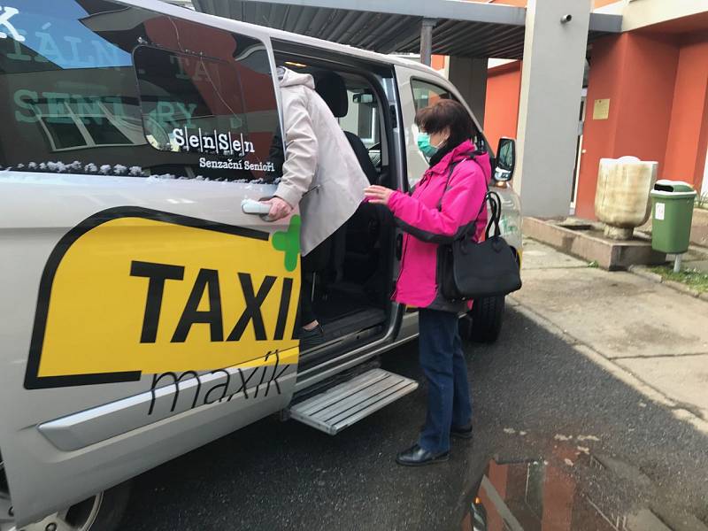 Taxík Maxík jezdí v nouzovém režimu.