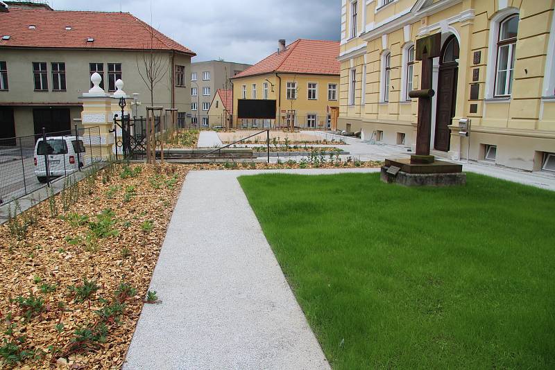 Učebna, která vznikla před prachatickým gymnáziem.